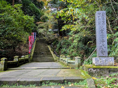 「清水寺」
安来の古刹清水寺は、用明天皇２年（西暦587年）に尊隆上人によって創建された天台宗の寺院です。深い木立に囲まれた石畳みの参道を登っていくと、壮健な三重の塔があります。

