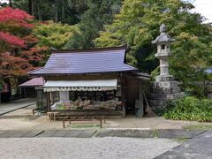 「黒田千年堂」
境内の大石段手前に名物清水羊羹の老舗「黒田千年堂」があります。お土産にオススメです。