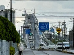 「江島大橋」
自動車会社のＣＭにも登場したベタ踏み坂と呼ばれる「江島大橋」は、6.1％の急勾配。全長約1500ｍ、５千トン級の船が橋の下を通過できるように、最上部の高さ約45ｍに達します。ここは、サイクリングスポットしても注目をあびているそうです。
ブログを読んで下さり、ありがとうございます。