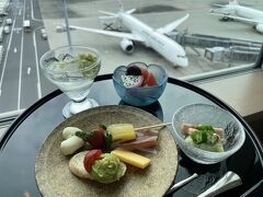 その後キャセイラウンジに移ってオクラ梅肉和えや桃のゼリーなど、さっぱりといただける夏の味◎