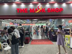 東大門宿泊なのでホテルへ戻る前にマスクショップを覗いたらレジ前の行列がエグいです。並ばずスイスイの隣のRIONでシートマスクを購入しました。隣接するコスメショップ数軒との価格比較をオススメしますよ！