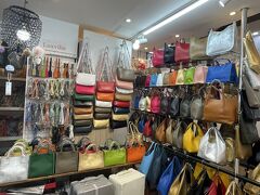 夏らしい色のカバンが欲しかったので革カバン屋に立ち寄り、シルバーの通勤用大きめを購入しました。