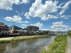 東福寺から場所を移して鴨川を眺める三条大橋へ。
5月だったけれど、少しずつ空に浮かぶ雲が夏模様になっているのを感じて。