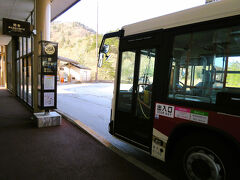 ７:34　中禅寺温泉に着きました。（JR日光駅から42分）当バス停で９名中７名が降りました。滞在時間は58分です。