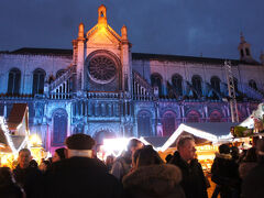 昨日、グランプラスのヒトが多くて身動きがとれず行けなかったサント・カトリーヌ広場のクリスマスマーケットに来てみました～。