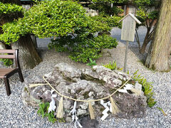 また、境内には「佐瑠女神社」もありました。（工事中で臨時の参拝所が設けてありました）こちらは芸能やスポーツの神様のようで、有名人が奉納した幟もたくさんありました。

佐瑠女神社の横にはさざれ石もあります。