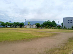 武生中央公園を歩いて通ります