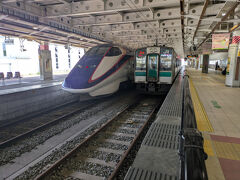 ローカル列車とつばさが並んでいます。
