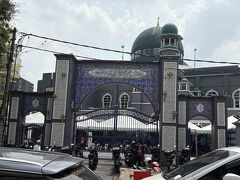 ローカルなモスクMasjid Jamek Kampung Baruを見学です。
外観は青を基調としています。