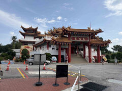 国立モスクからgrabで「天后宮」に来ました。
仏教寺院です。
高台にあるので、解放感があります。