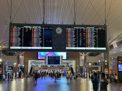 KLセントラル駅からKLIAエクスプレスでクアラルンプール国際空港へ向かいます。
タッチアンドゴーの残高がちょうどゼロになるように駅でチャージしました。

30分ほどでクアラルンプール国際空港第２ターミナルに到着です。
帰国便は、クアラルンプール0時10分発成田8時45分着のバティックエアです。
第２ターミナルの掲示板を見ると、バティックエアがない。
KLセントラル駅で、バティックエアのターミナルをチャットGPTで調べたら「第２ターミナル」と回答したので、第２ターミナルで降りましたが、予約表を見ると「第１ターミナル」と書いてある・・・
チャットGPTに騙されました。
というか、予約表を確認しない自分が悪いですけど。