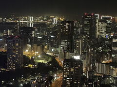 麻布台ヒルズの展望スペースからの眺望の写真。

お台場方面。

レインボーブリッジビュー。『ヒルトン東京お台場』から観た
お台場の花火大会を載せました↓

<『コンラッド東京』宿泊記 ① 【トゥエンティエイト】
クラブラウンジ【エグゼクティブラウンジ】でのアフタヌーンティー
『ヒルトン東京お台場』【グリロジーバー&グリル】でアルコール
フリーフロー付き「メロンアフタヌーンティー」お台場の花火大会
ドローンショー「スターアイランド」>

https://4travel.jp/travelogue/11974967

<『コンラッド東京』宿泊記 ② スイートルーム「エグゼクティブ
コーナーベイビュースイート（85㎡）」にアップグレード♪
お部屋からの眺望は東京湾＆レインボーブリッジ★コンラッドベア＆
コンラッドダック★ダイヤモンドメンバー>

https://4travel.jp/travelogue/11974968

<『コンラッド東京』宿泊記 ③ クラブラウンジ【エグゼクティブ
ラウンジ】のイブニングカクテル（カクテルタイム）で夜景を
眺めながら乾杯♪東京湾＆レインボーブリッジ【ビジネスセンター】>

https://4travel.jp/travelogue/11974969

<『コンラッド東京』宿泊記 ④ 高層階にあるスパ＆フィットネスジム
【水月スパ】のプール、サウナ＆ジェットバスのある温浴施設
「ヒート＆ウォーターエクスペリエンス」、リラクゼーションエリア>

https://4travel.jp/travelogue/11974970