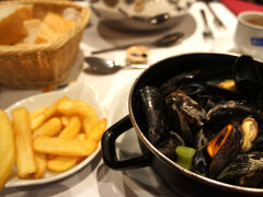 グランプラスからすぐのLa Moule Sacréeなるレストランで夜ごはん。
前菜のサラダに続いて、メインはムール貝とフライドポテト。んんん、観光客サイズでかなり少な目だなあ。もっと貝食べた～～～い。
まあ、食べ過ぎなくていいか。
デザートのちょっと焦げが目立つりんごタルトも完食。
量がとっても観光客向けのこちらのレストラン、コロナで閉店した模様。飲食店は大変でしたよね。