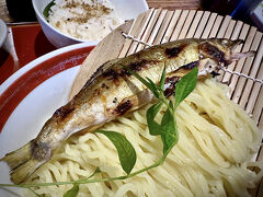 【鮎ラーメン】

いやぁ～、それにしても旨い～～!!

なんか、これだけ大きくて美味しい鮎が乗っかっていると、超高級なお食事を頂いている気分になるから、あゝ～不思議...ありがたやぁ～、ありがたやぁ～...

...みたいな...

ご馳走様でした。