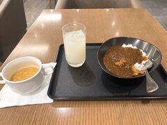 サクララウンジに移動。
お腹がいっぱいでしばらくじっとしていましたが、やっぱりカレーはいただきたい。
コーンスープ、レモネード、カレー。