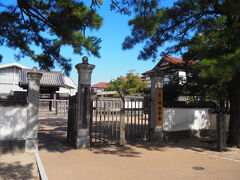 バス到着するのは旧萩藩校明倫館。
萩の中心にあり、藩校だった建物をリノベーションし、萩観光の中心として博物館やら観光案内所になっている模様。

世界遺産に関する展示もあり見ていこうか迷ったが、後でもよくね？と思い、さっさと今回最大の目的地萩城へと向かう事とする。
で、ここには結局行かずというお約束パターン。