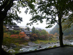 ＜御嶽渓谷・河鹿園（かじかえん）＞
住所：東京都青梅市御岳本町335
Tel：0428-78-8218
JR青梅線・御嶽駅から徒歩約1分

河鹿園は御嶽渓谷の美しい景観を我がものとしていた感があった。
もともと料亭・旅館だったが今は廃業し、建物丸ごと美術館になっている。
国登録有形文化財である元・割烹旅館「河鹿園」の建物を利用し、歴史的な建物と書画を展示すると云う。

かつて、隆盛を誇っていた頃、父の叙勲祝や母の米寿祝をこの旅館で催したので、我が家には思い入れのある旅館だった。

写真は御岳：玉堂美術館のの向こう岸は旅館河鹿園（かじかえん）