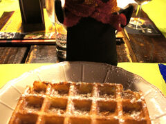 「デザートのワッフルはブリュッセルタイプにゃ」
大きく見えるんですけど、サクサクと軽いのでぺろりと食べられます。おいし♪