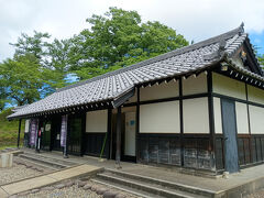 三重櫓の麓にある案内所。トイレもあるのでちょっと寄っていく。