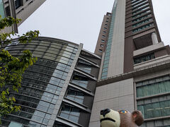 丸の内オアゾ前に立つほぼ等身大の熊の像は、かつて愛媛県松山市の道後公園に在った道後動物園のオマージュとして振鷺亭前に展示されていたものを2019年7月からこの場所に。原型作者は三沢厚彦氏です