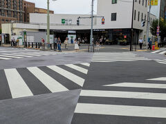 明大通りと茗渓通りの交差点から見たJR御茶ノ水駅御茶ノ水橋出口