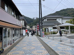 まずは特別天然記念物の「秋芳洞」へ。

土曜日の午前中にしては割と空いていますね。