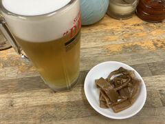 二軒目はラーメン屋。
ビール頼むとメンマサービス。