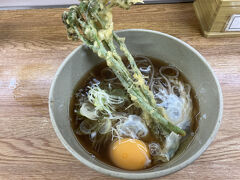 最近よくここに来る。
今日はわらび天が揚がったとこなのでのせてもらう、生卵も。
やはり落ち着く。