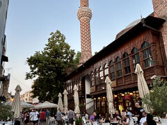 リムスキ･スタディオン広場には
ジュマヤ・ジャーミヤというモスクが建っており、
美しいミナレットがそそり立っています。

この横の歩行者天国界隈には沢山のトルコ料理屋さん。
トルコのスイーツ、バクラヴァもカフェで食べれるみたいです。