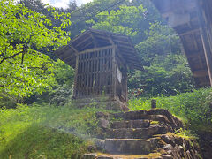 倉科祖霊社
松本城主小笠原貞慶の重臣倉科七郎左衛門朝軌は、関白秀吉への献上品を運ぶ途中、この辺りで地元の土豪たちに襲われ、全滅させられてしまいます。
その倉科の霊を鎮めるために祀ったものです。