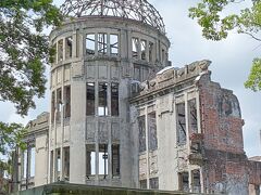原爆ドーム前で下車すると　ドームは目の前です

今までずっとテレビや写真でみてきましたが
現地を訪れてみることは　大切ですね
実際にここで　どんなことがあったのか　
わかっているようで　ちゃんと説明できない・・

ドーム　資料館　を見学