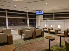 
1:30羽田空港発　4:00仁川空港着
アシアナ航空の深夜便利用です

23:00前に羽田空港に着きましたが、アシアナ航空のカウンターは23:15オープンだった為、暫く待ちました
実際の搭乗手続き開始は、23:30から
深夜便だとカウンター開くの遅いんですね(⁠-⁠_⁠-⁠;⁠)

出発時刻まで【TIAT LOUNGE】で過ごしました
