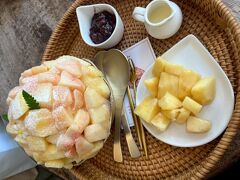 
『桃のかき氷』
量が多くて、ひとつ注文して2人で食べました
器に乗り切らなかった桃も別皿で提供されていて、桃を堪能出来ました♪
粒あんが付いていて、味変出来て2種類食べた気分
