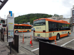 修善寺温泉行きのバスに乗る。
駅から温泉街まで、バスで10分くらい離れている。
同じ特急に乗ってきたと思われる人たちで、結構な人数乗っていた。