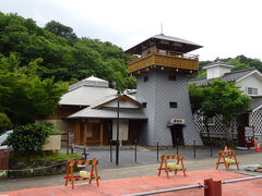 橋を渡ってすぐのところにある、日帰り温泉施設「筥湯（はこゆ）」。
温泉街にある唯一の外湯。