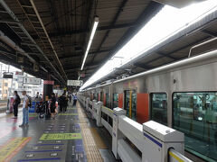 　次のゆめ咲線で、終点・桜島を目指します。
　新大阪からは、乗り換えなしで結ぶ臨時快速「エキスポライナー」も運行中。始発は桜島着が7時47分着で、始発の８時のシャトルバスに接続する時間でした。しかし７月１日からバスの始発が7:45に繰り上げられたため、僕の予定も前倒しに。