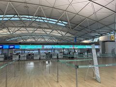 推したちが光の速度で退勤してくれたお陰で、予定良いだいぶ早く空港に到着。
オンラインチェックインをしているので、荷物を預けて中に入ります。