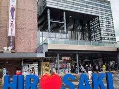 駅前で一枚。寒い！！２年前の教訓を忘れて半袖一枚のシャツで来てしまいました。5月も間近ですが、2年前は手袋を買い求めるぐらい寒かったんだった