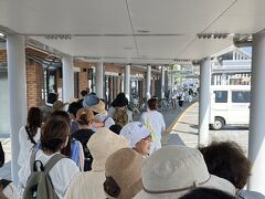 女木島行きのチケット売り場の長蛇の行列です

雌雄島海運が運航
片道大人370円子ども190円
時間20分

Suicaとかpaypayとか
改善の余地がありそうです