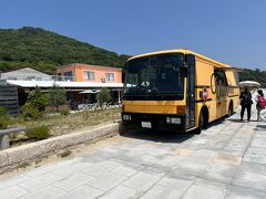 メキシカンタコスを売る販売バス
Traveling Kitchen YUM 500円

奥に見えピンクの店が
女木島ゲストハウス&カフェ