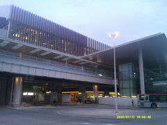 で、30分弱で新潟駅前にとうちゃこ。

今回の旅の目的の一つは、新しくなった新潟駅の様子を確認することでしたが…。

うわっ、全然変わってる～('◇')ゞ