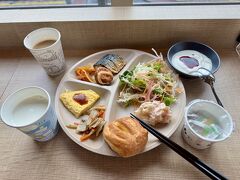 今日も朝6時半から朝食を食べます。

おかずも昨日と違ってました。

腸活もしないといけないので、ヨーグルトと納豆も頂きます。