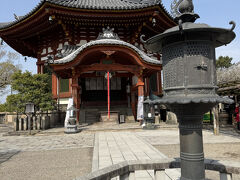 南円堂。

813年藤原冬嗣が、父の内麻呂の冥福を願って建てた八角円堂で1789年に再建。
