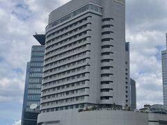 大阪城公園駅から徒歩3分。
川下りしてきた遊覧船を見ながら弁天橋を渡ると、汗だくになる暇もなく、あっという間に到着。