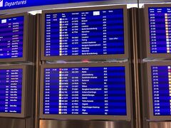 入国審査に時間かかったり広いから大変というフランクフルトの空港
空港内案内自体はわりとわかりやすく､
並びもしましたが50分でゲートまで行けました

しかし1人で短期間だと　は？　って顔されますが
帰りの便のEチケ見せたら早かった、、

20:50 コペンハーゲン行きに乗ります