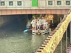 遠くから太鼓と鐘の音が聞こえてきたので、道頓堀川の周辺に行ってみたら、川を下ってくる船からのお囃子の音でした。

この日は、夏の大阪を彩る「道頓堀川船渡御」という無病息災を祈願するお祭りだったようです。

