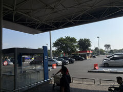 GA304　06:50 Soekarno Hatta Intl (CGK)　→　08:25 Juanda (SUB)　　
ほぼ時間どおりにスラバヤ空港に到着し、９時過ぎには空港出発。バスでブロモ山麓へ。
国際空港ですが、こじんまりしているスラバヤ空港。
気温は30℃超え、ちょっと蒸し暑いです。