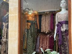 Cerry Kebaya Baliへ
ケバヤ？クバヤ？どちらが正しいのか？
ケバヤを買いたかったけれど着方がわからず、時間もあまり無くあきらめました。