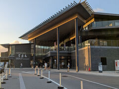 軽く夕食を済ませた足で万座毛へ来ました。

ころな前までは駐車場待ちの混雑が酷く近づけない時もあったのですが、すんなり駐車場に入れてビックリ
目の前の施設は何？と更に驚き

2020年10月にオープンした万座毛周辺活性化施設