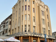 土曜日の夜9時頃、街は賑わっています。